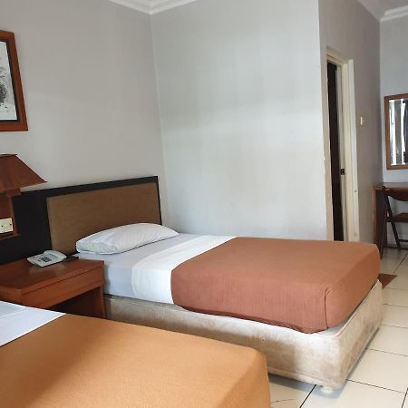 Yehezkiel Hotel Lembang Mitra Reddoorz Exteriér fotografie