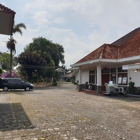 Yehezkiel Hotel Lembang Mitra Reddoorz Exteriér fotografie