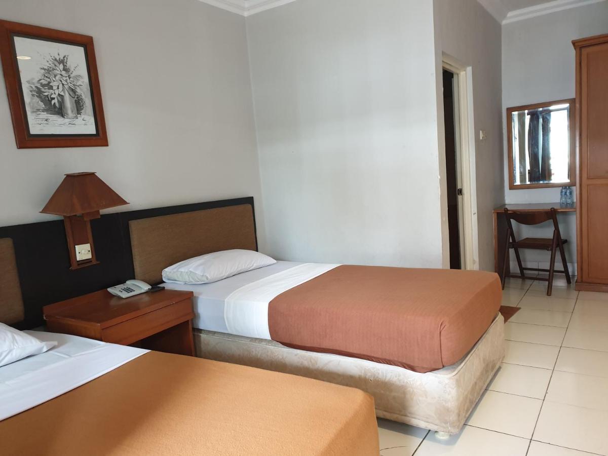 Yehezkiel Hotel Lembang Mitra Reddoorz Exteriér fotografie