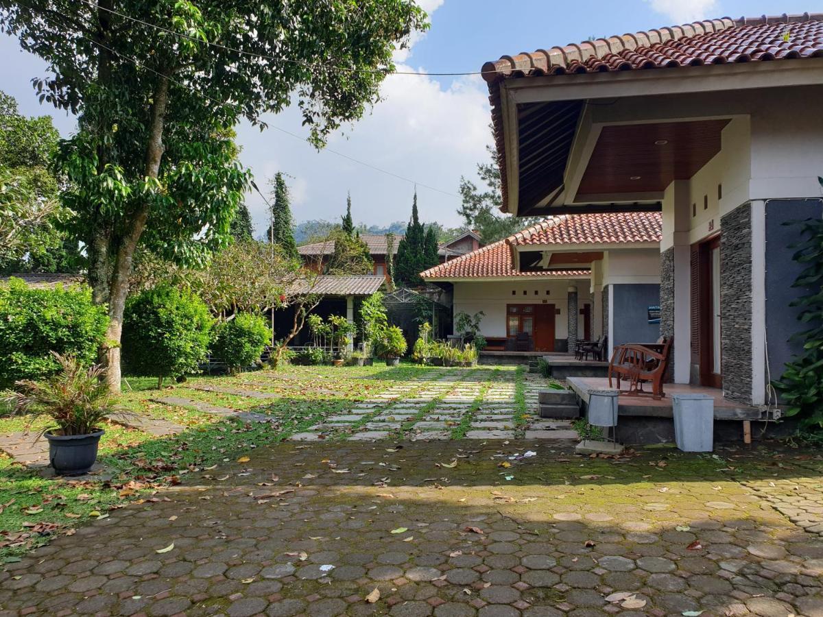 Yehezkiel Hotel Lembang Mitra Reddoorz Exteriér fotografie