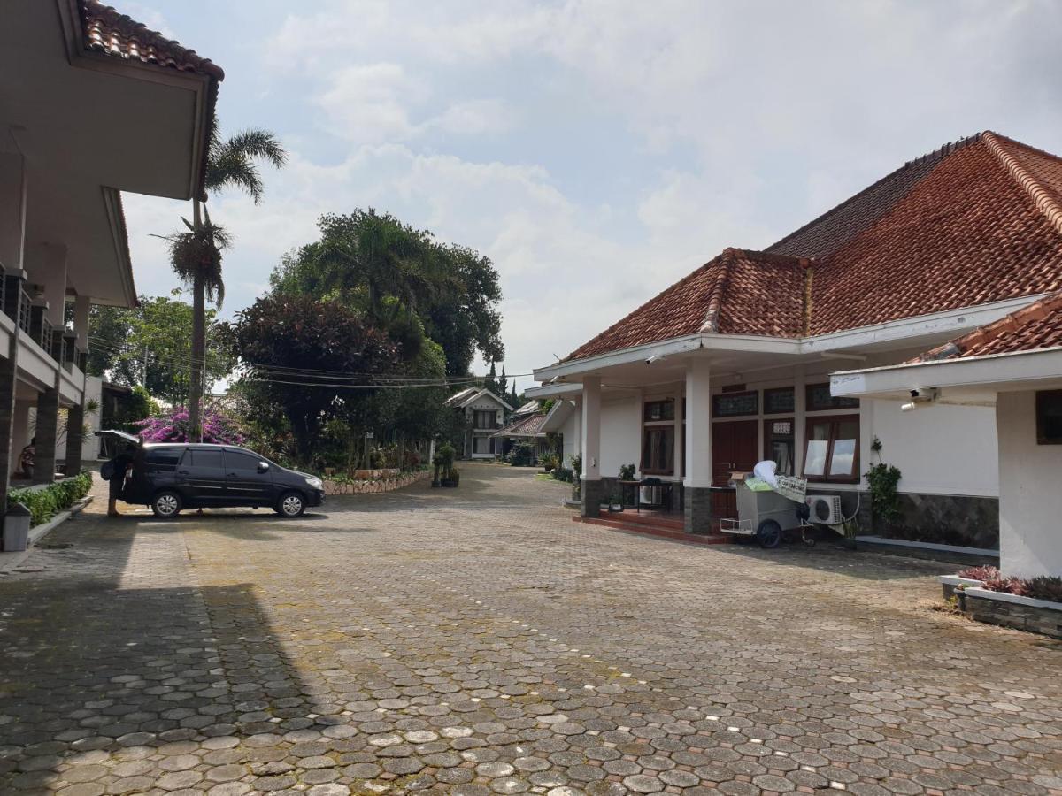Yehezkiel Hotel Lembang Mitra Reddoorz Exteriér fotografie