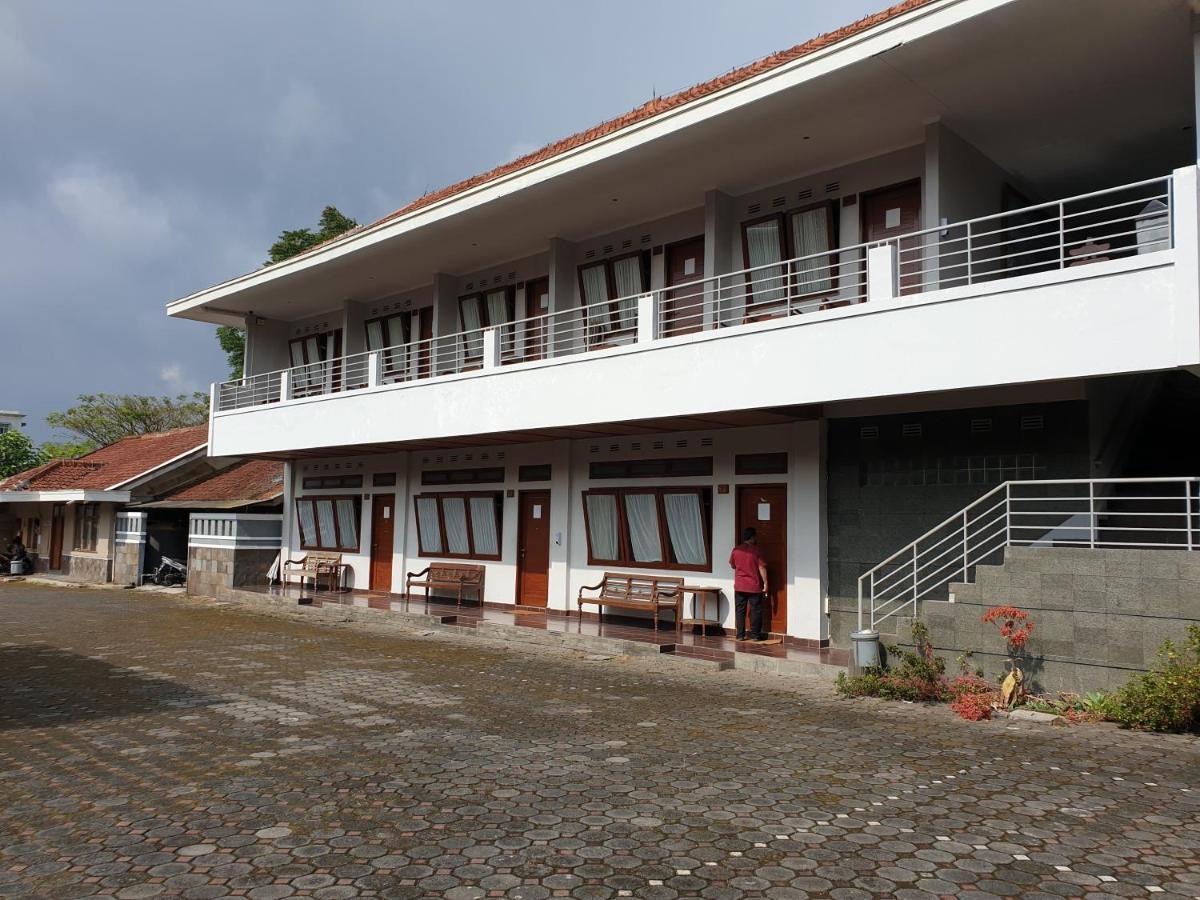 Yehezkiel Hotel Lembang Mitra Reddoorz Exteriér fotografie